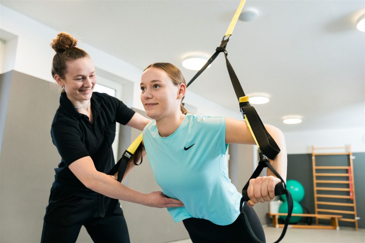 TRX zur Stärkung der Tiefenmuskulatur. 